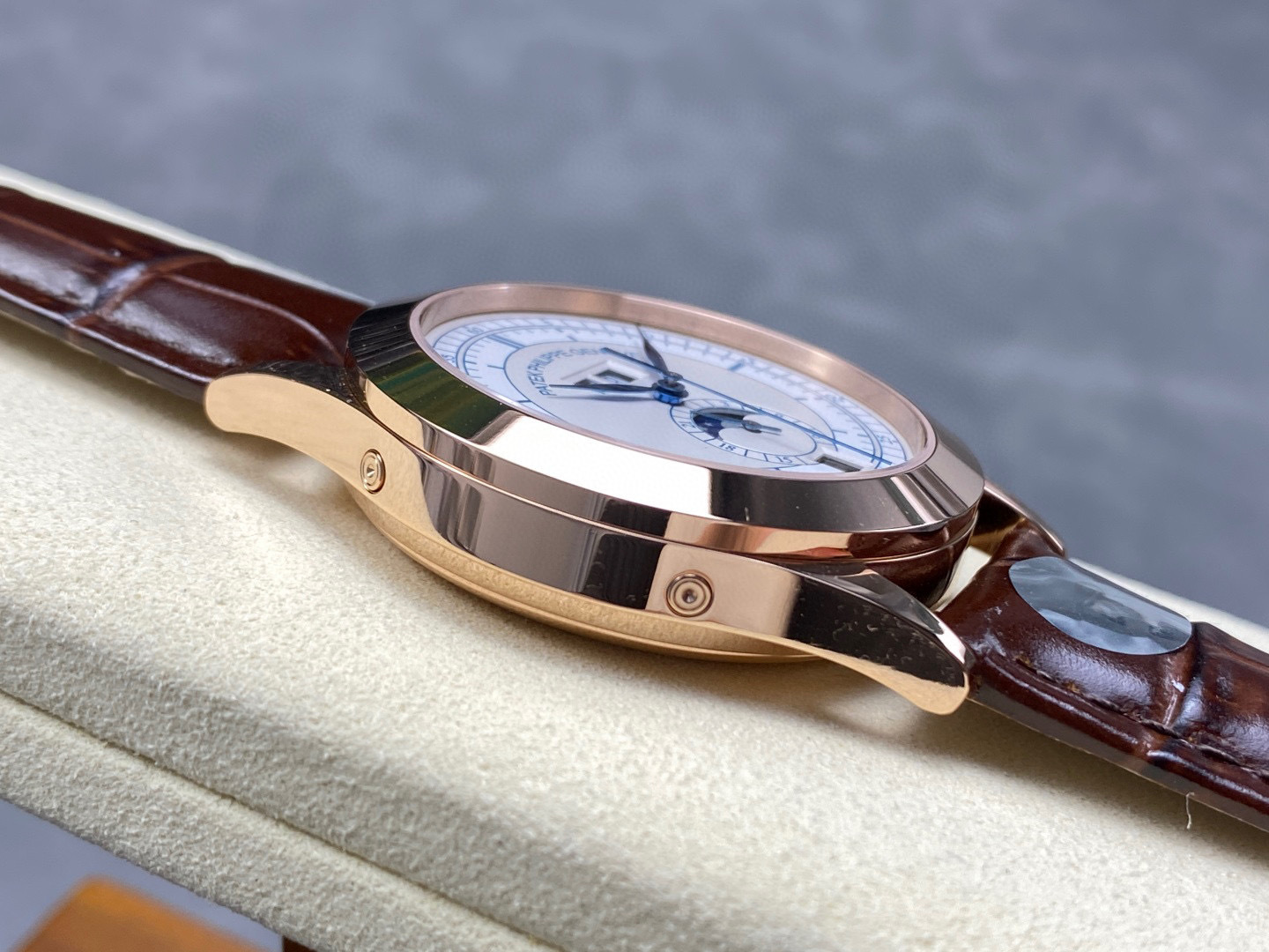 Patek Philippe Fokus pada barangan kilang besar