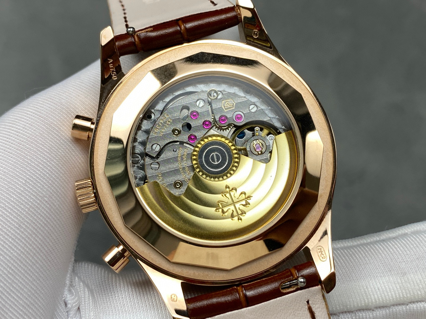 Patek Philippe si concentra sui beni di grandi fabbriche
