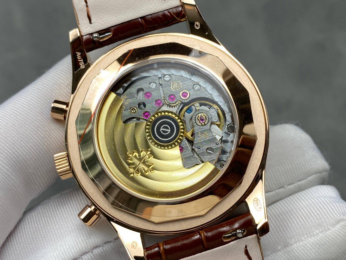 Patek Philippe si concentra sui beni di grandi fabbriche