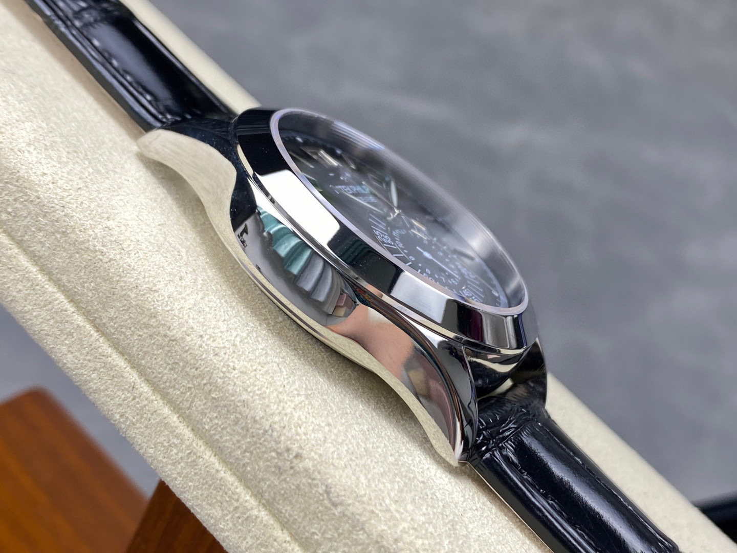 Patek Philippe si concentra sui beni di grandi fabbriche