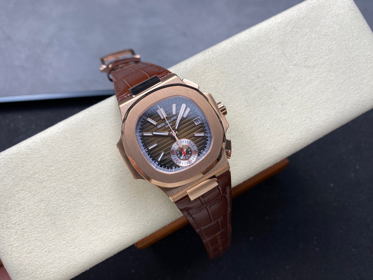 Patek Philippe si concentra sui beni di grandi fabbriche