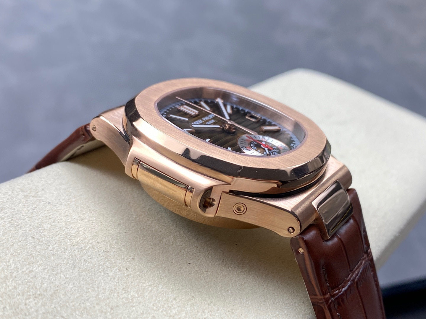 Patek Philippe si concentra sui beni di grandi fabbriche