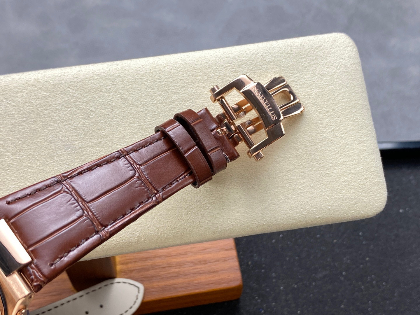 Patek Philippe si concentra sui beni di grandi fabbriche