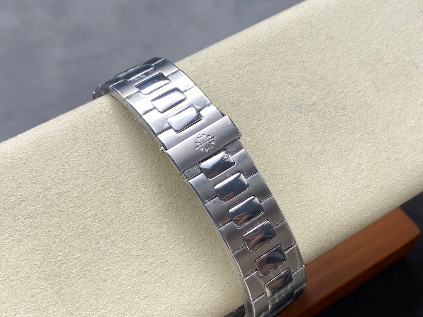 Patek Philippe si concentra sui beni di grandi fabbriche