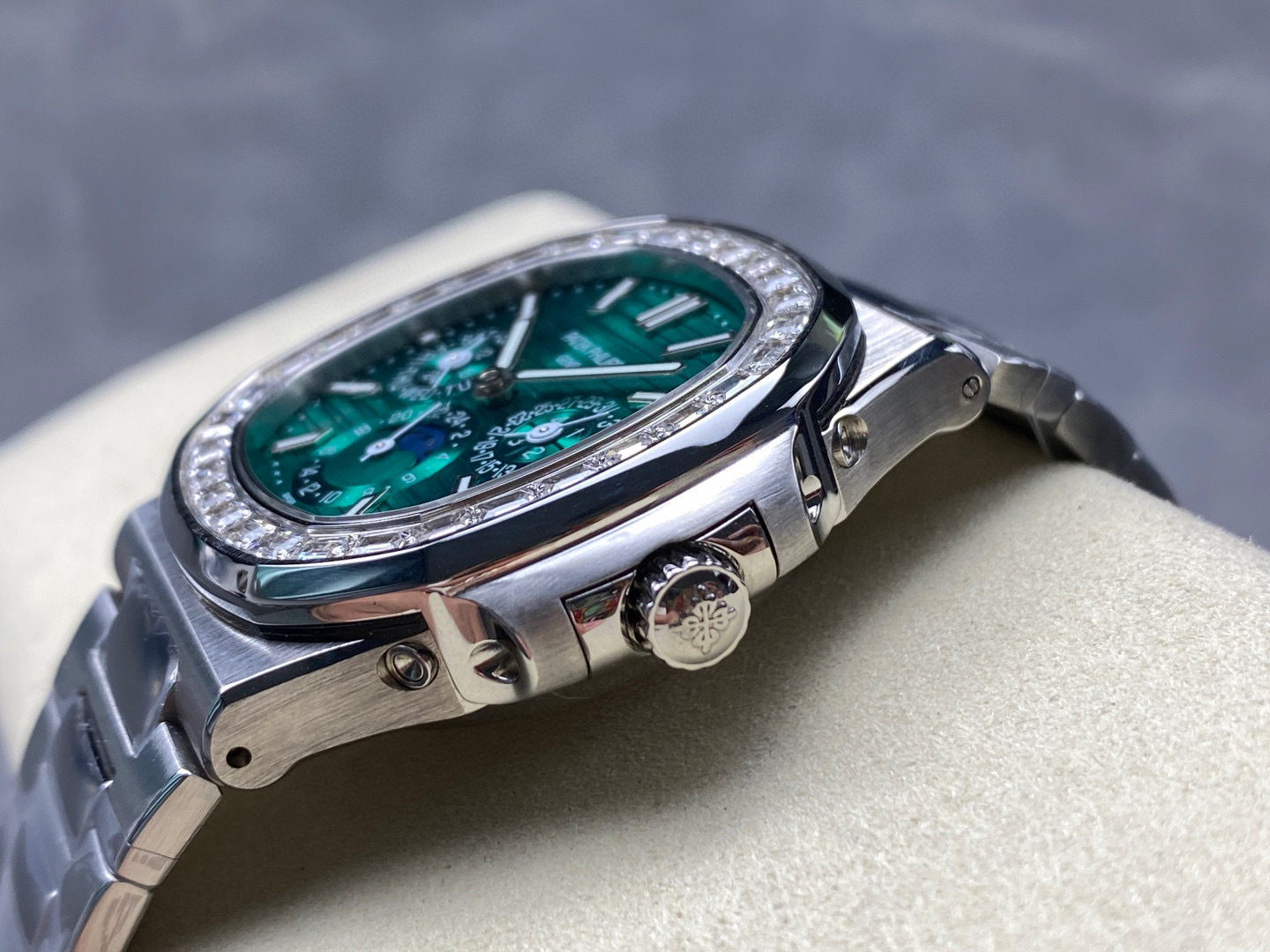 Patek Philippe Fokus pada barangan kilang besar