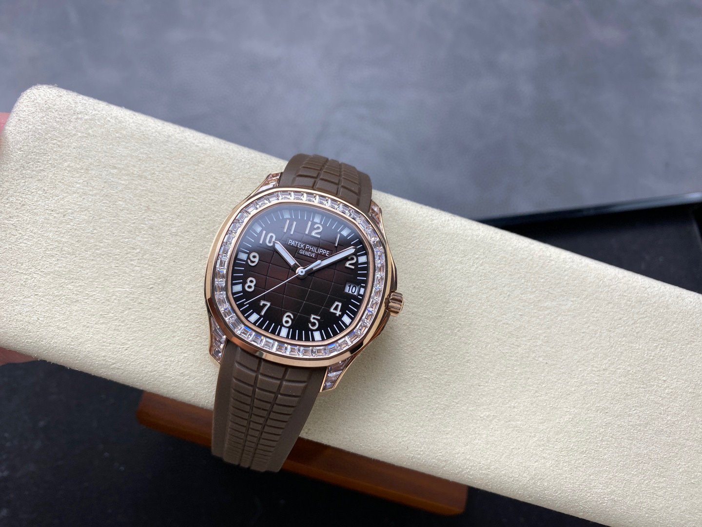 Patek Philippe si concentra sui beni di grandi fabbriche
