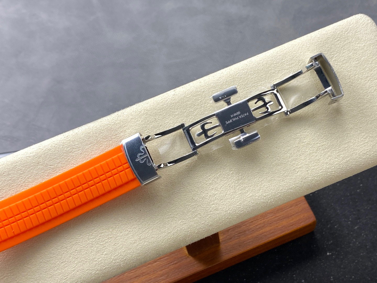 Patek Philippe si concentra sui beni di grandi fabbriche