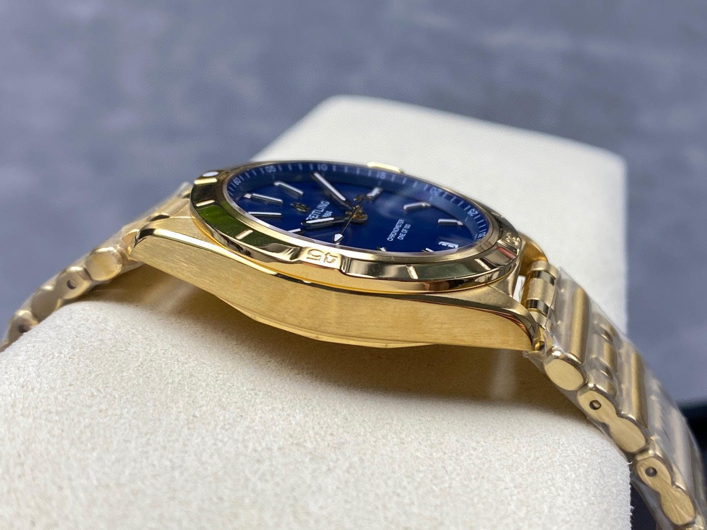 Breitling Focus on big factory goods