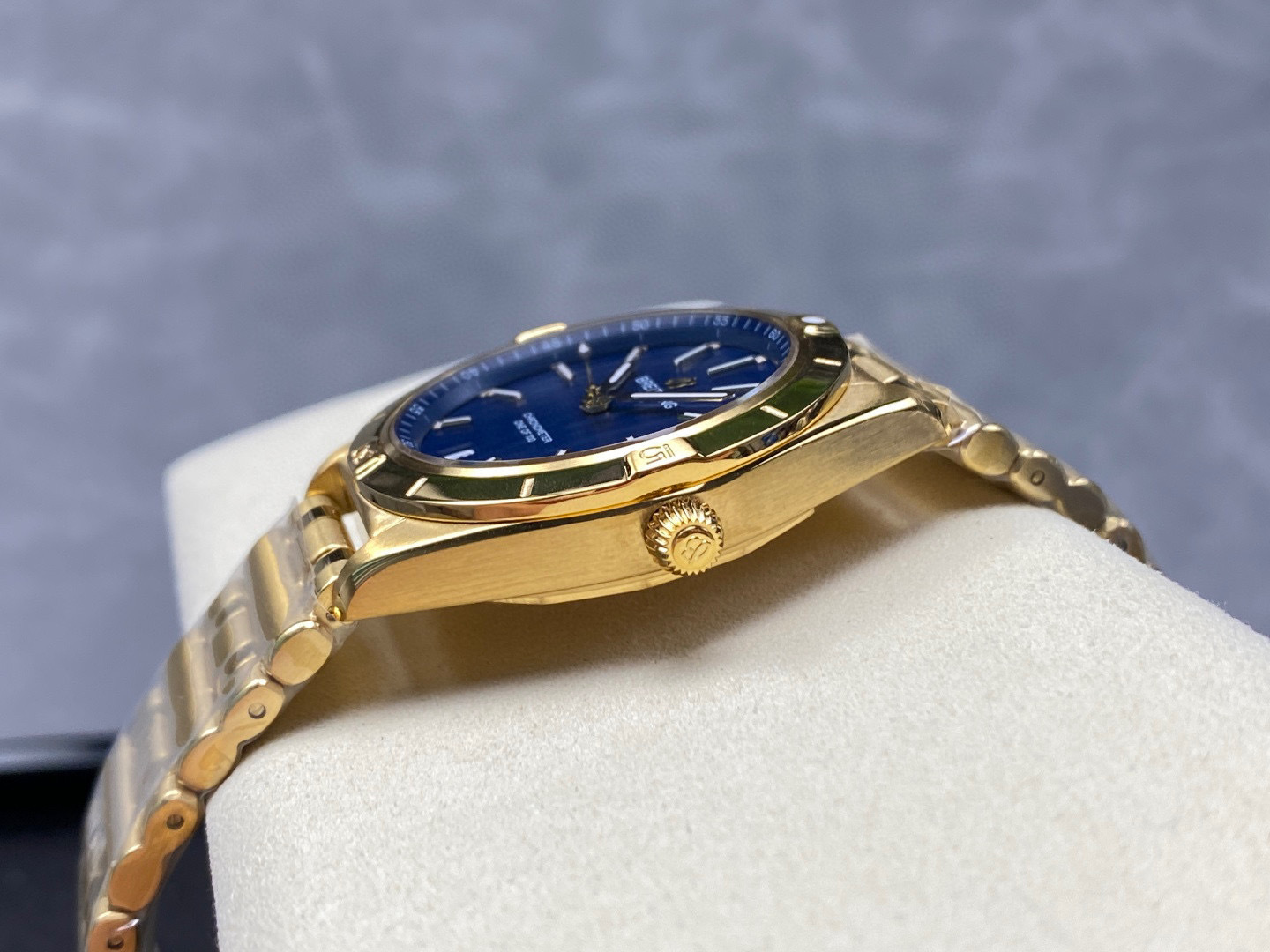 Breitling Focus on big factory goods