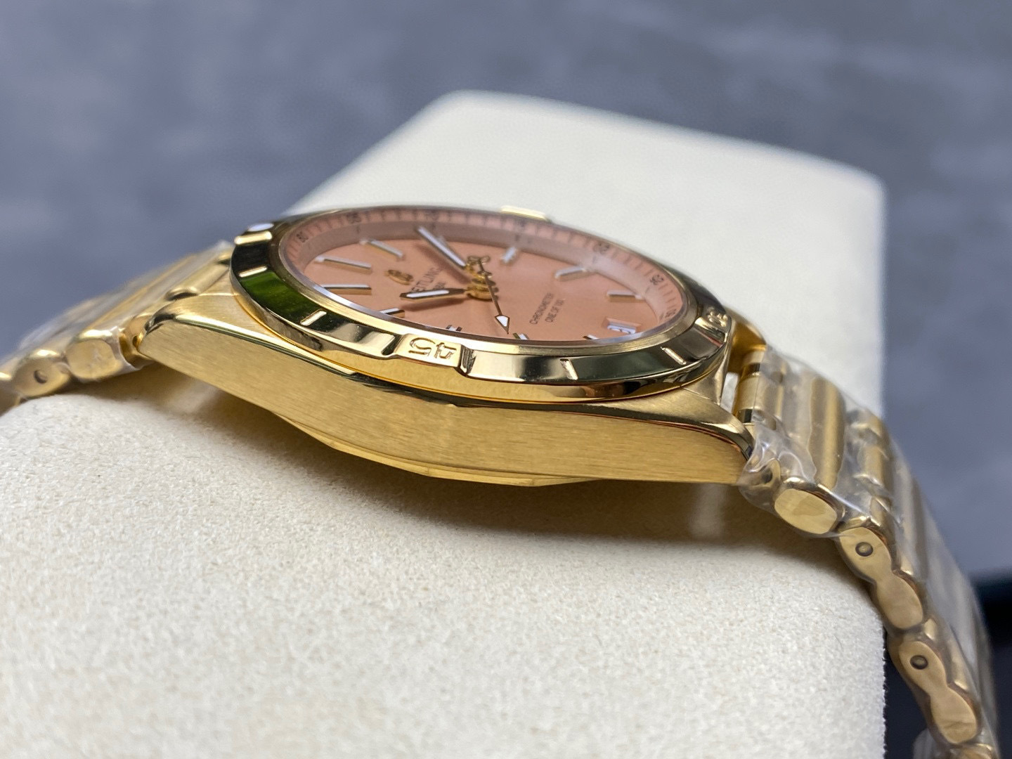 Breitling Focus on big factory goods