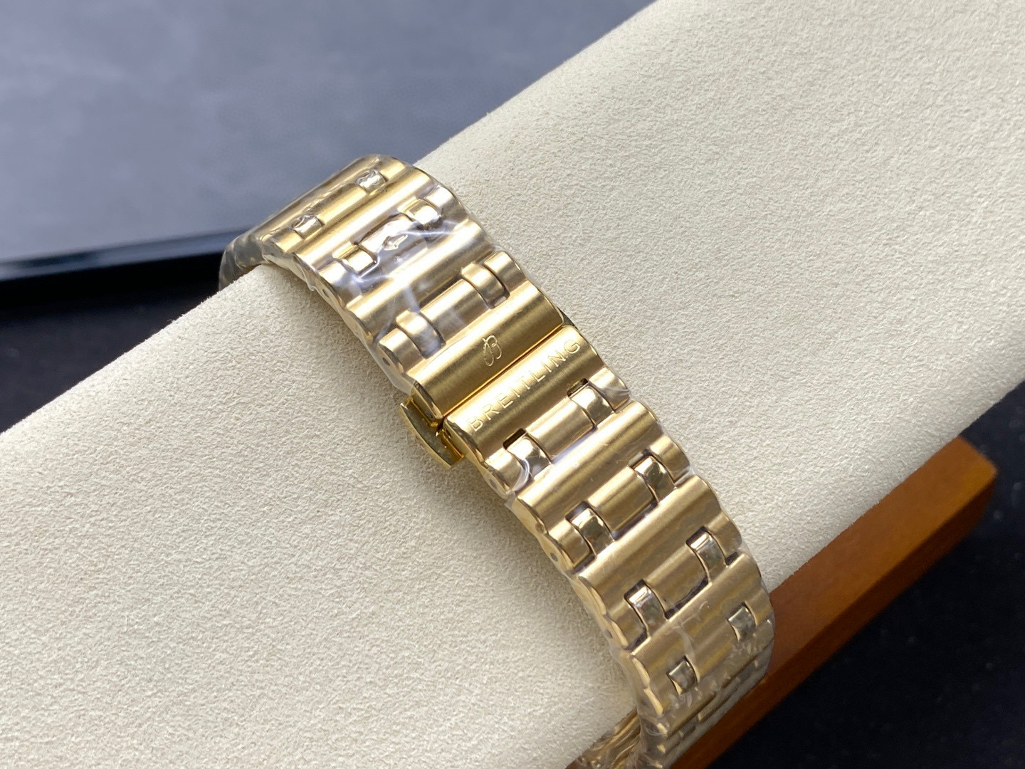 Breitling Focus on big factory goods