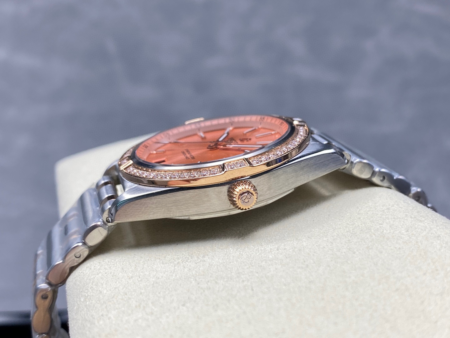 Breitling Focus on big factory goods