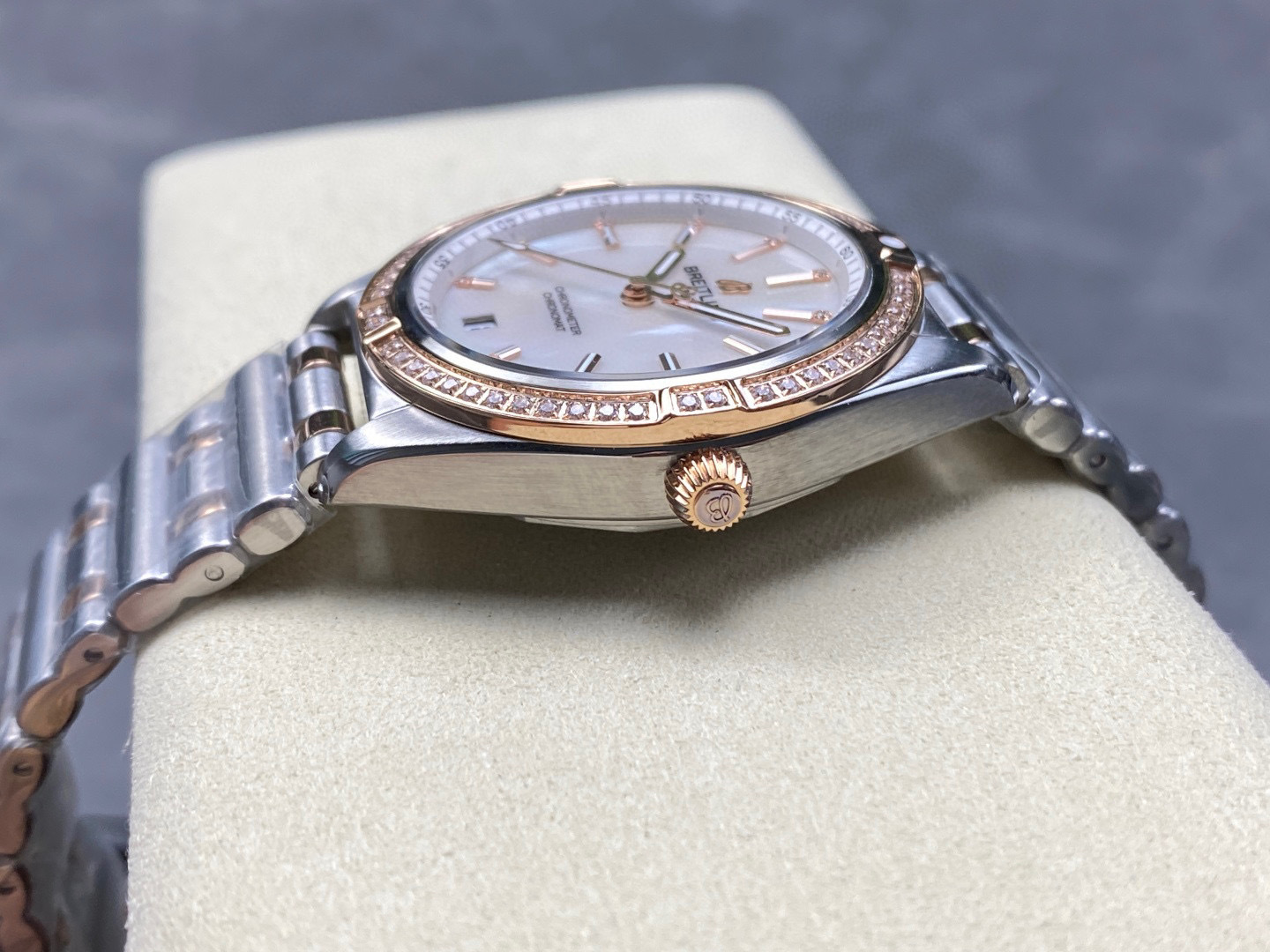 Breitling Focus on big factory goods