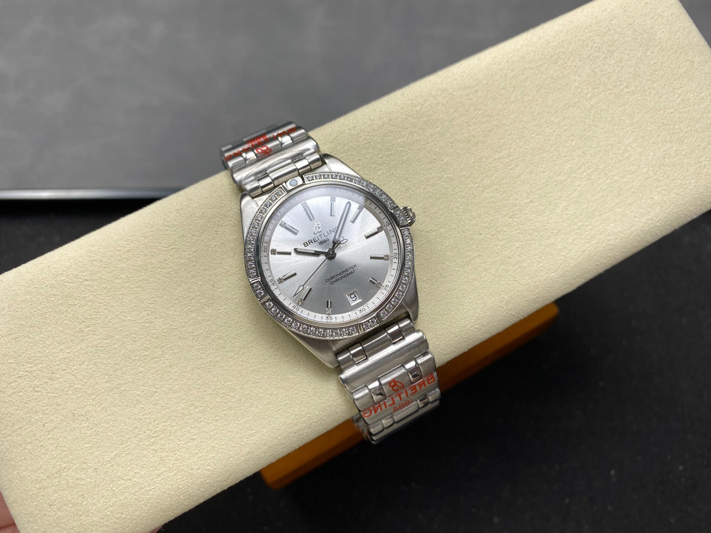 Breitling Focus on big factory goods
