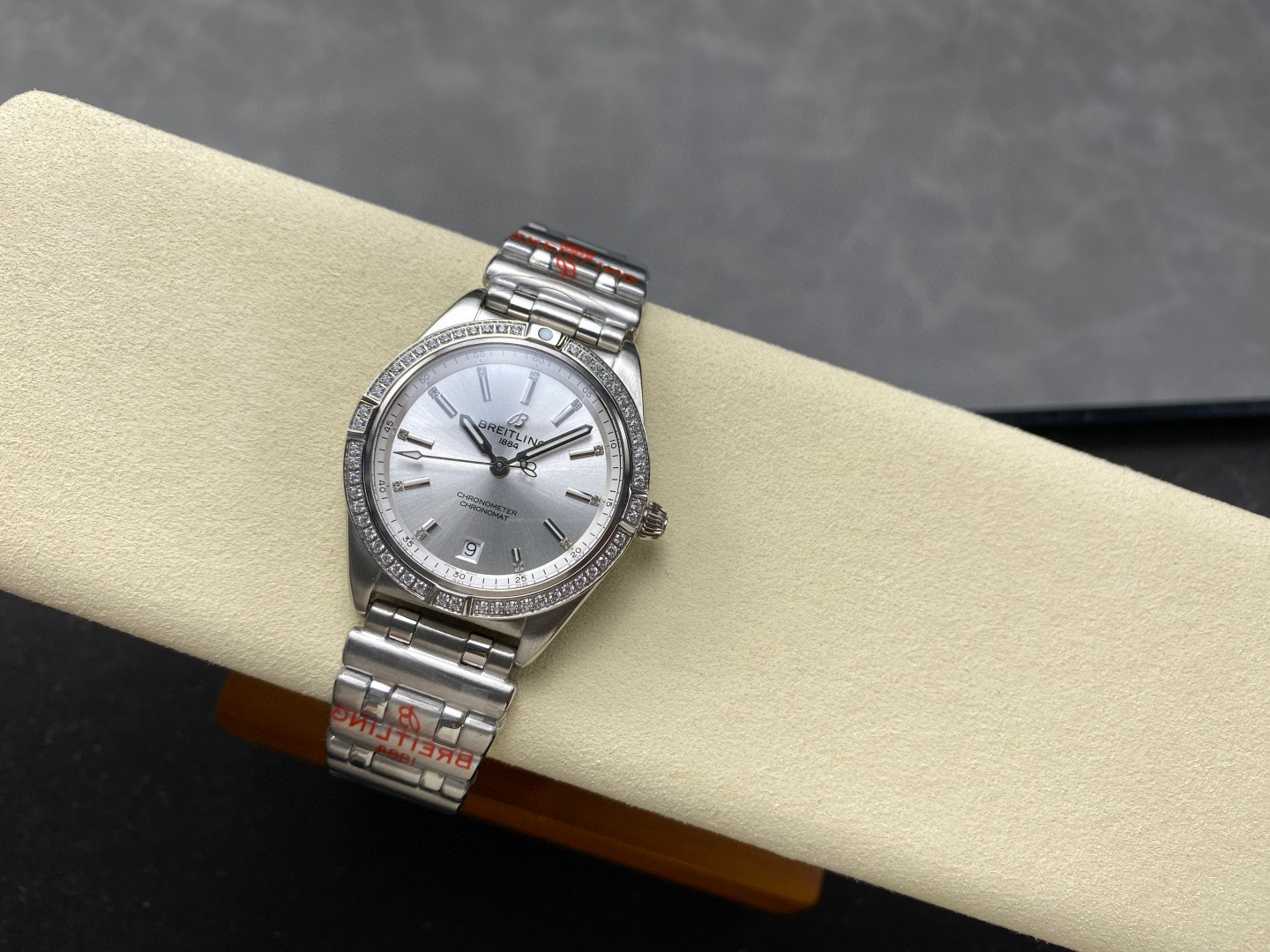 Breitling Focus on big factory goods