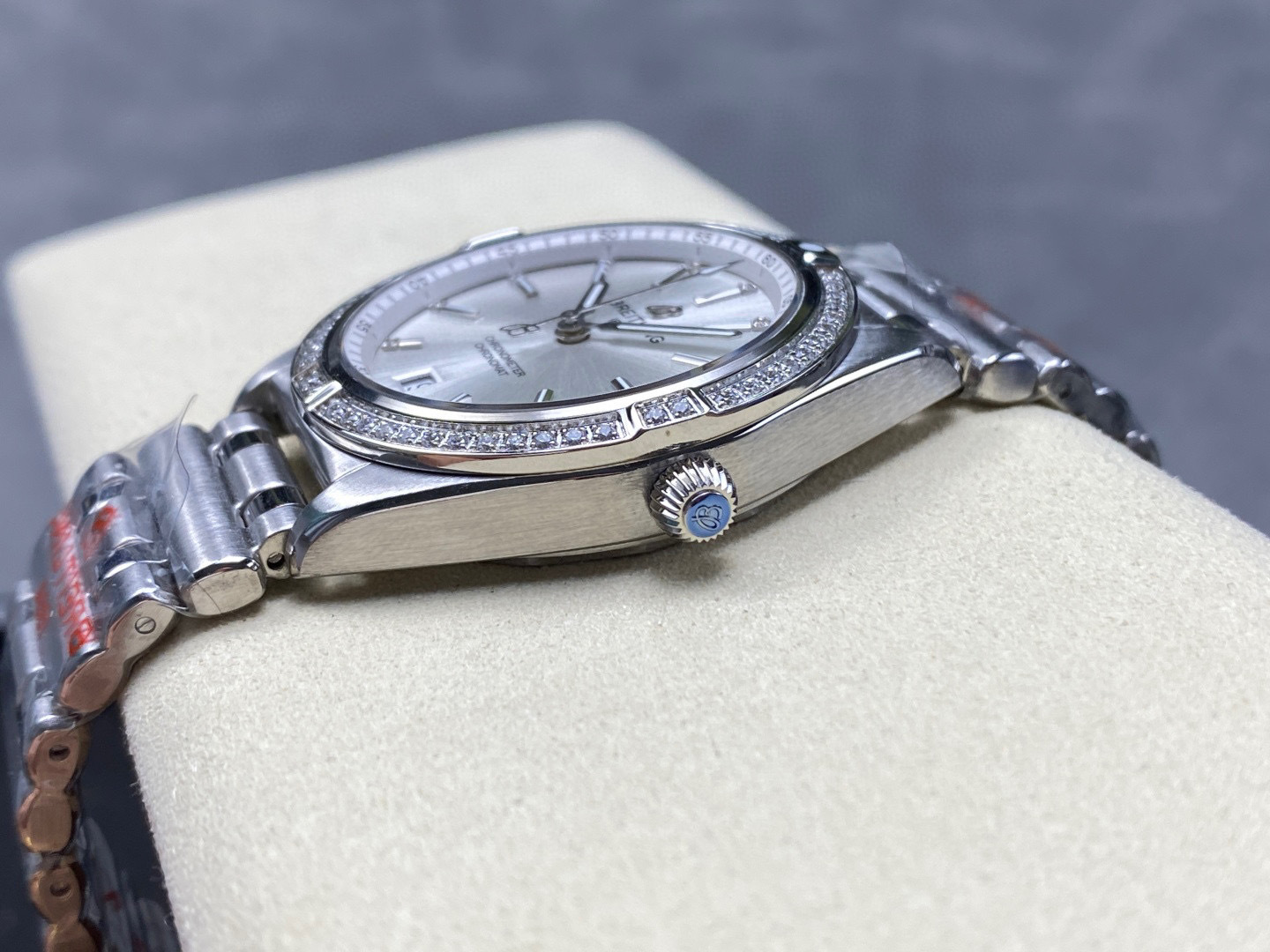 Breitling Focus on big factory goods