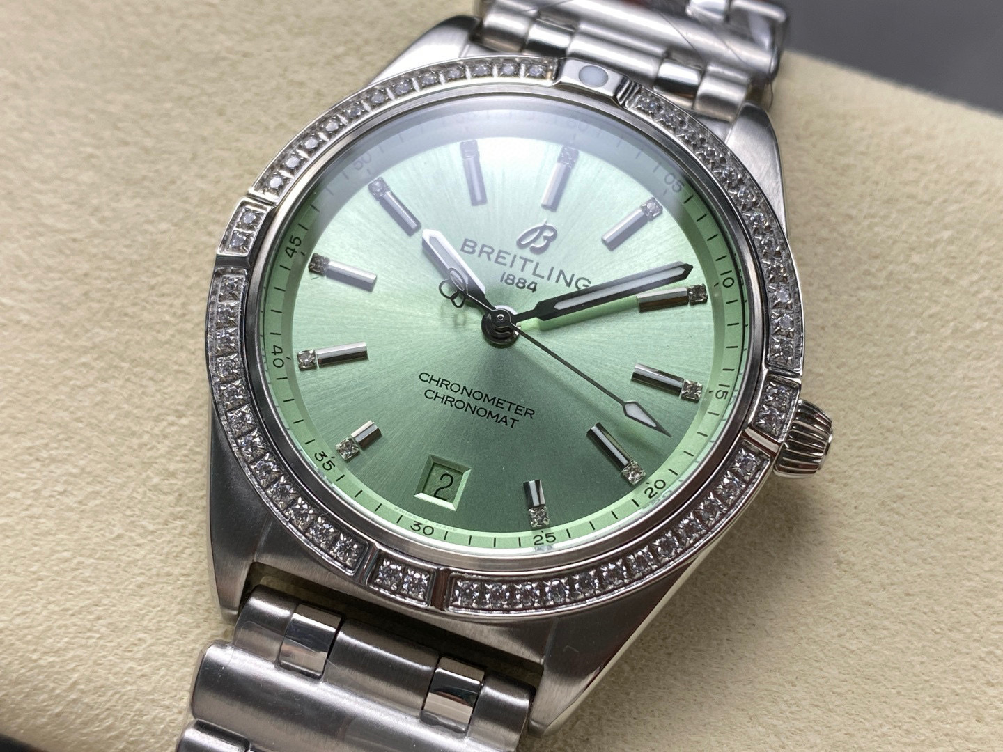 Breitling Focus on big factory goods