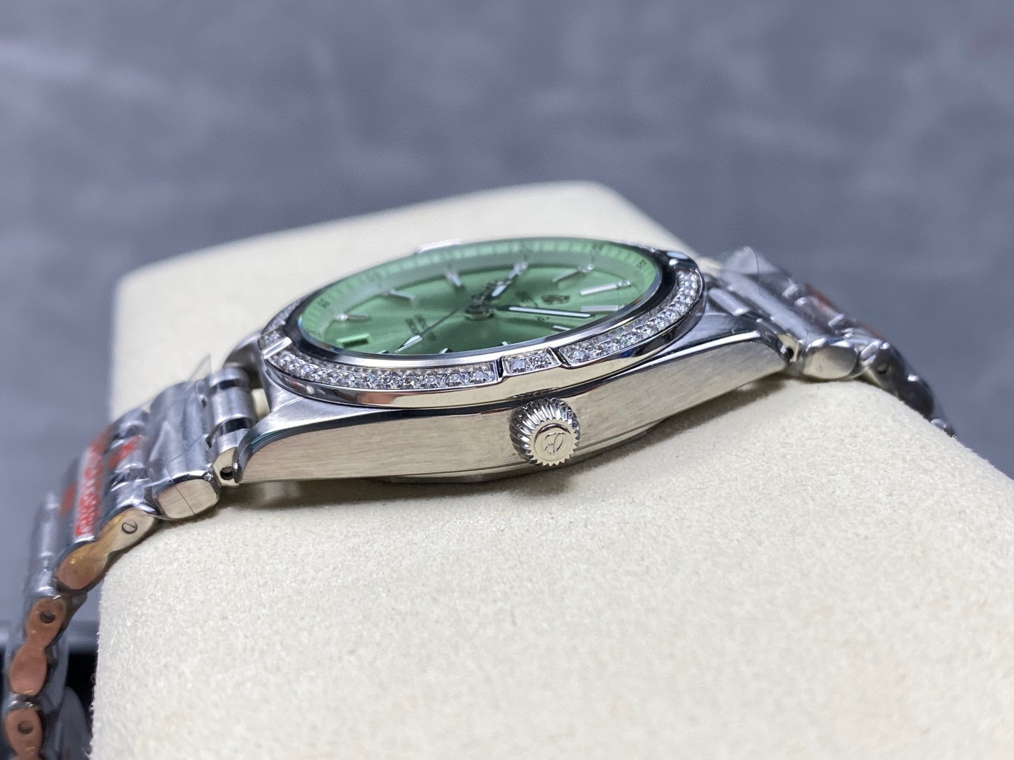 Breitling Focus on big factory goods