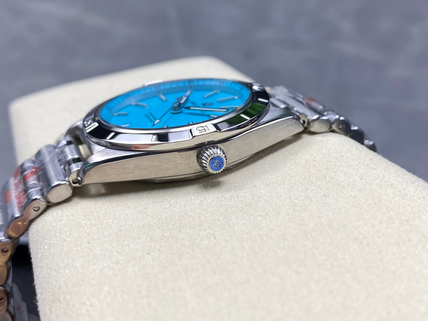 Breitling Focus on big factory goods