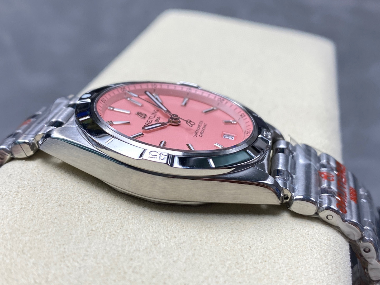 Breitling Focus on big factory goods