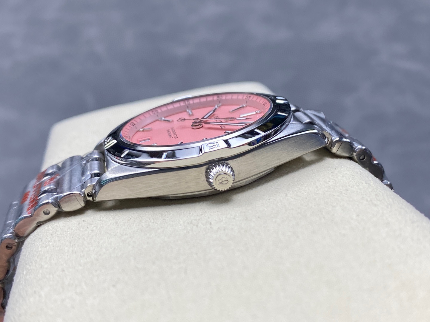 Breitling Focus on big factory goods