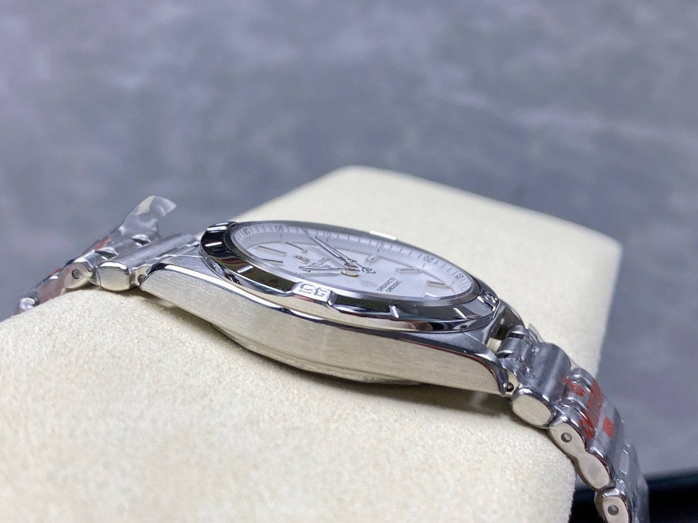 Breitling Focus on big factory goods