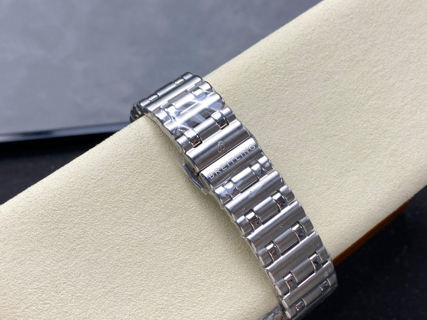 Breitling Focus on big factory goods