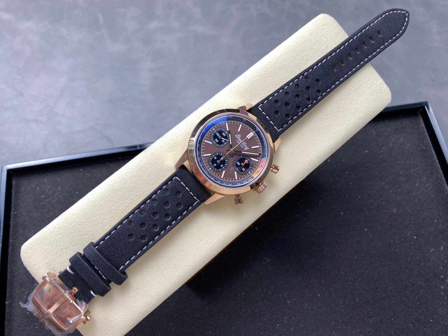 Breitling Focus on big factory goods