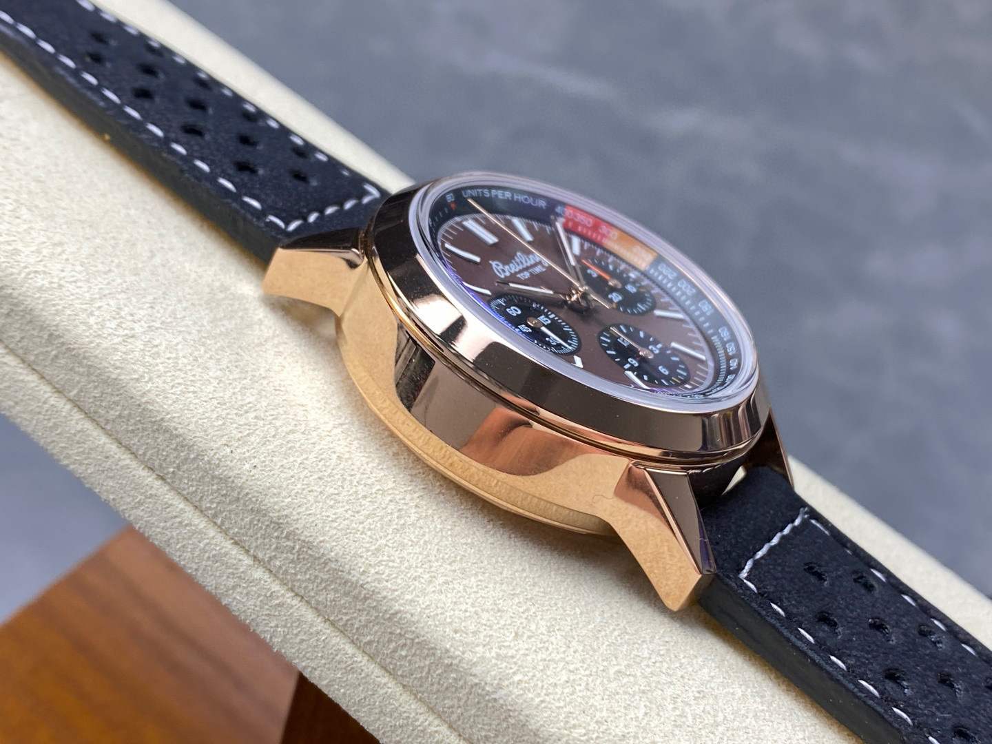 Breitling Focus on big factory goods
