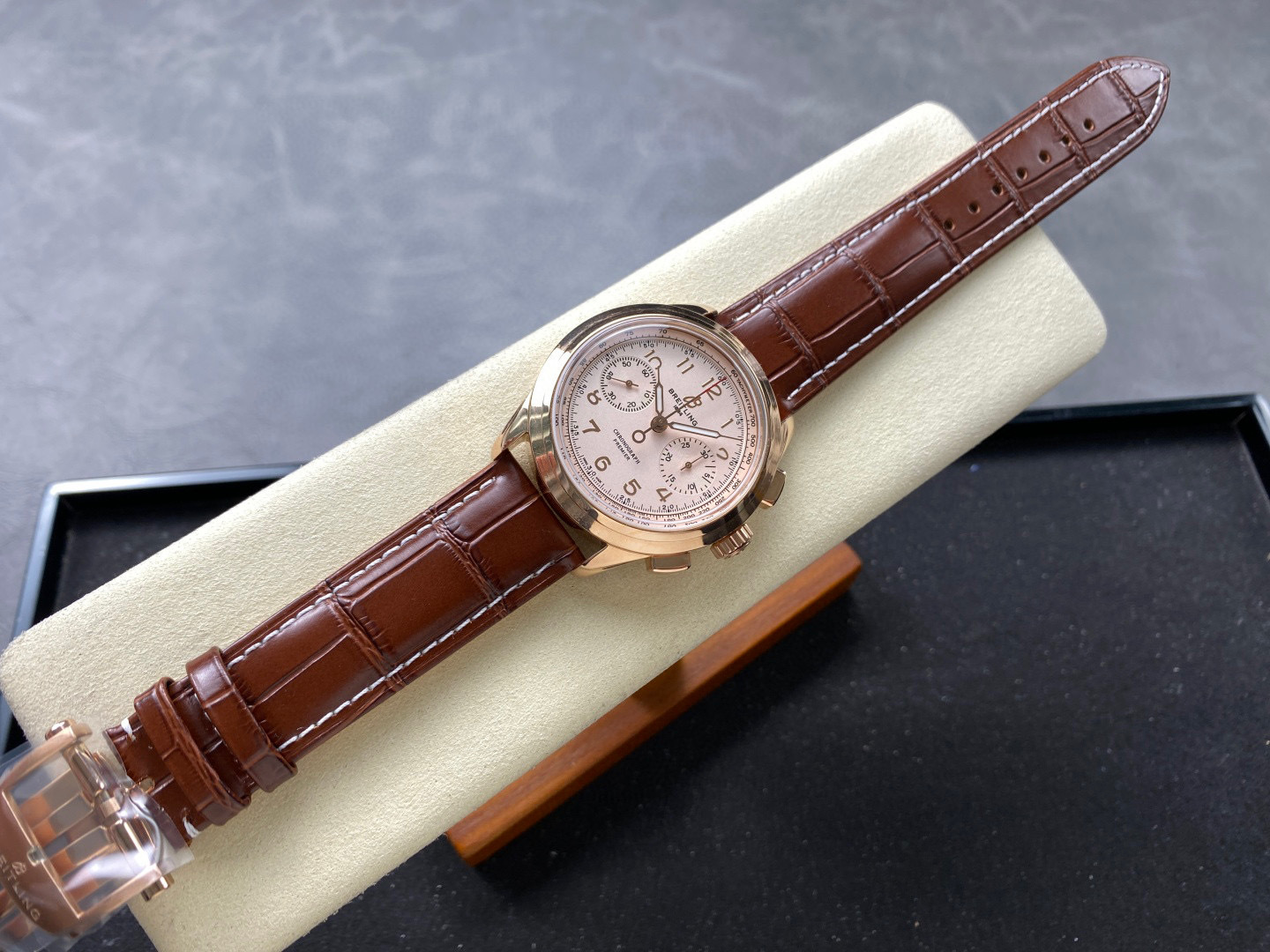Breitling Focus on big factory goods