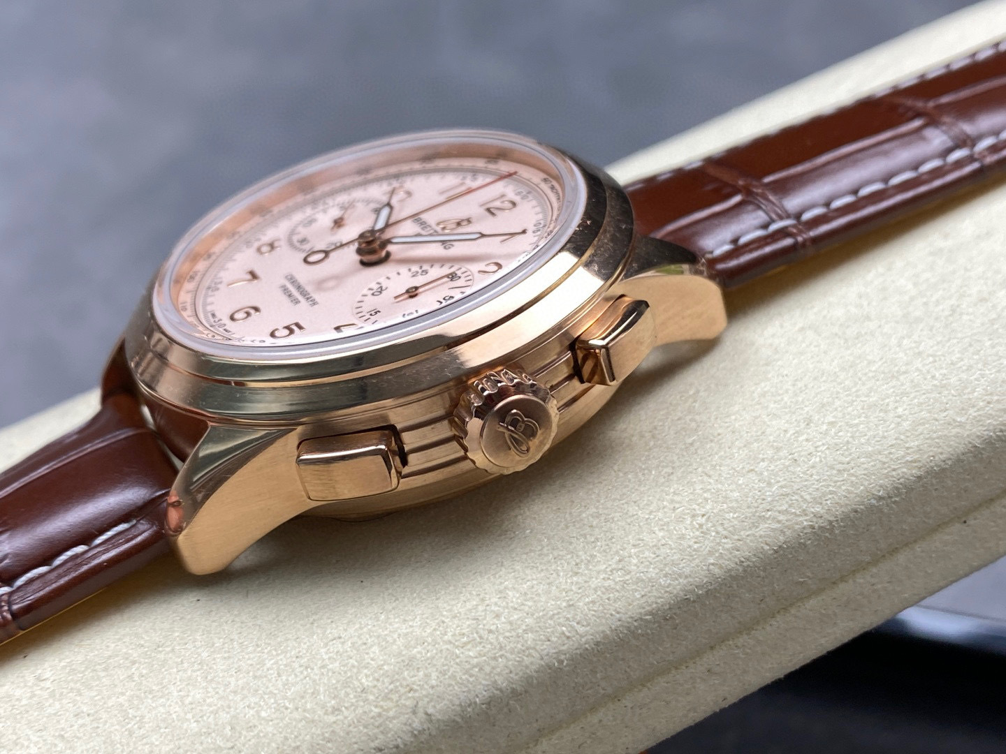 Breitling Focus on big factory goods
