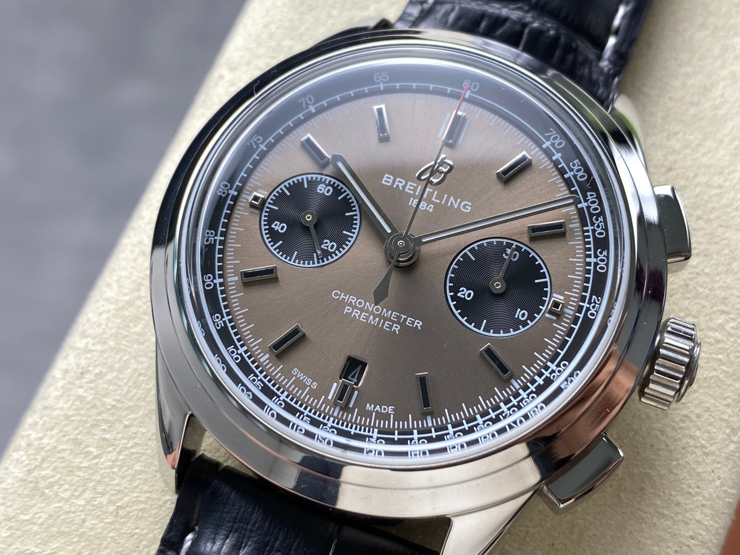 Breitling Focus on big factory goods