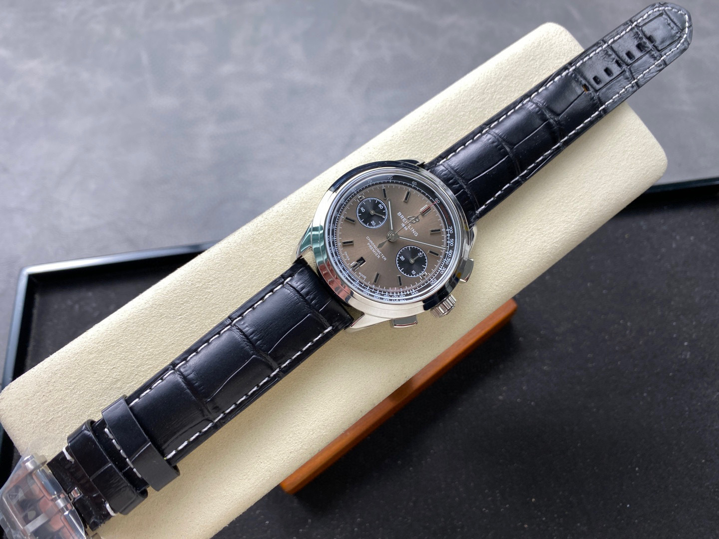 Breitling Focus on big factory goods