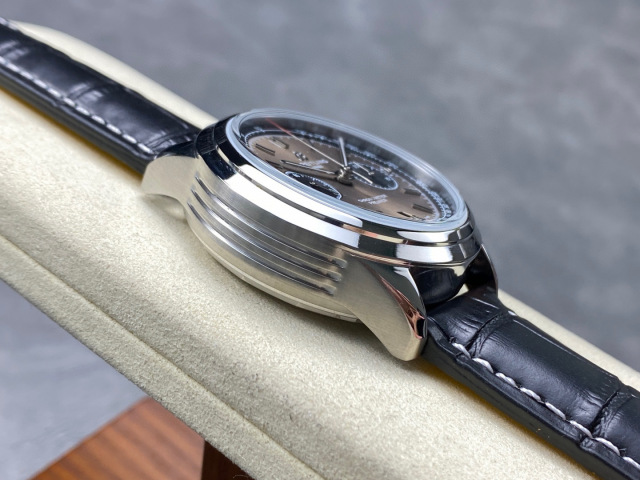 Breitling Focus on big factory goods