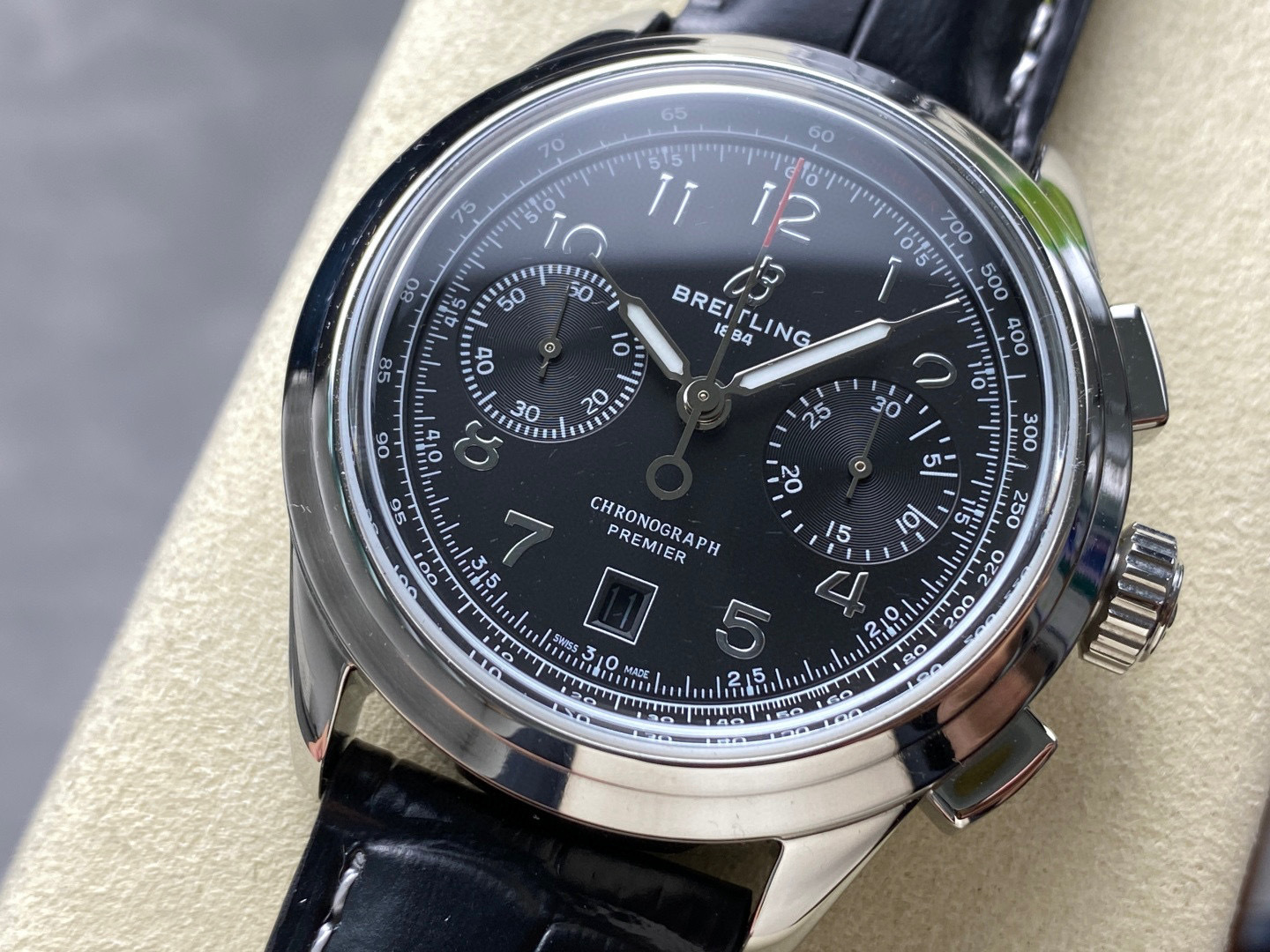 Breitling Focus on big factory goods