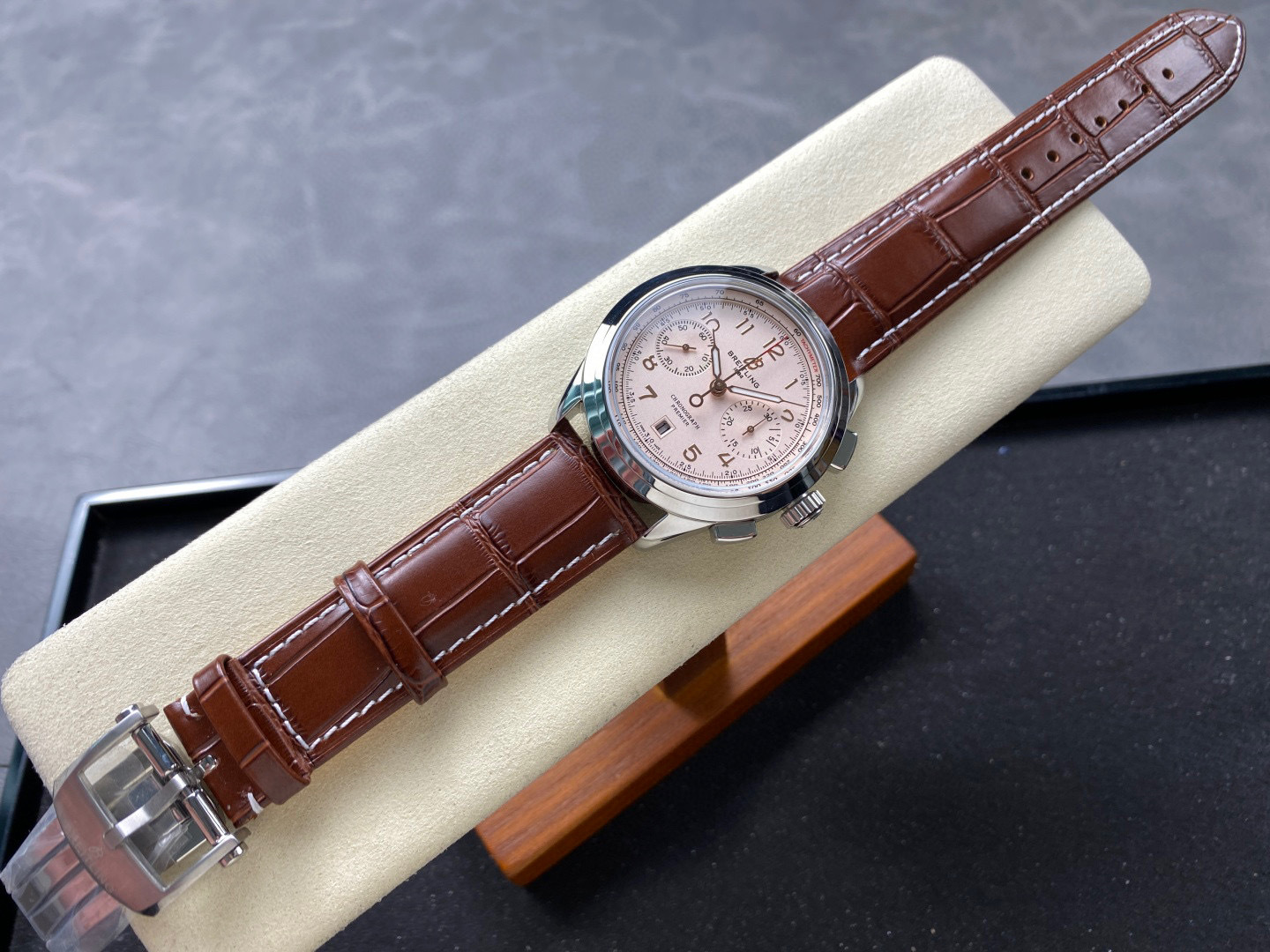 Breitling Focus on big factory goods