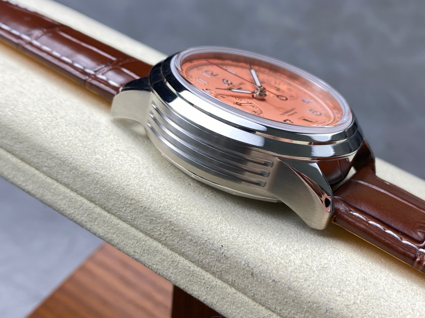 Breitling Focus on big factory goods
