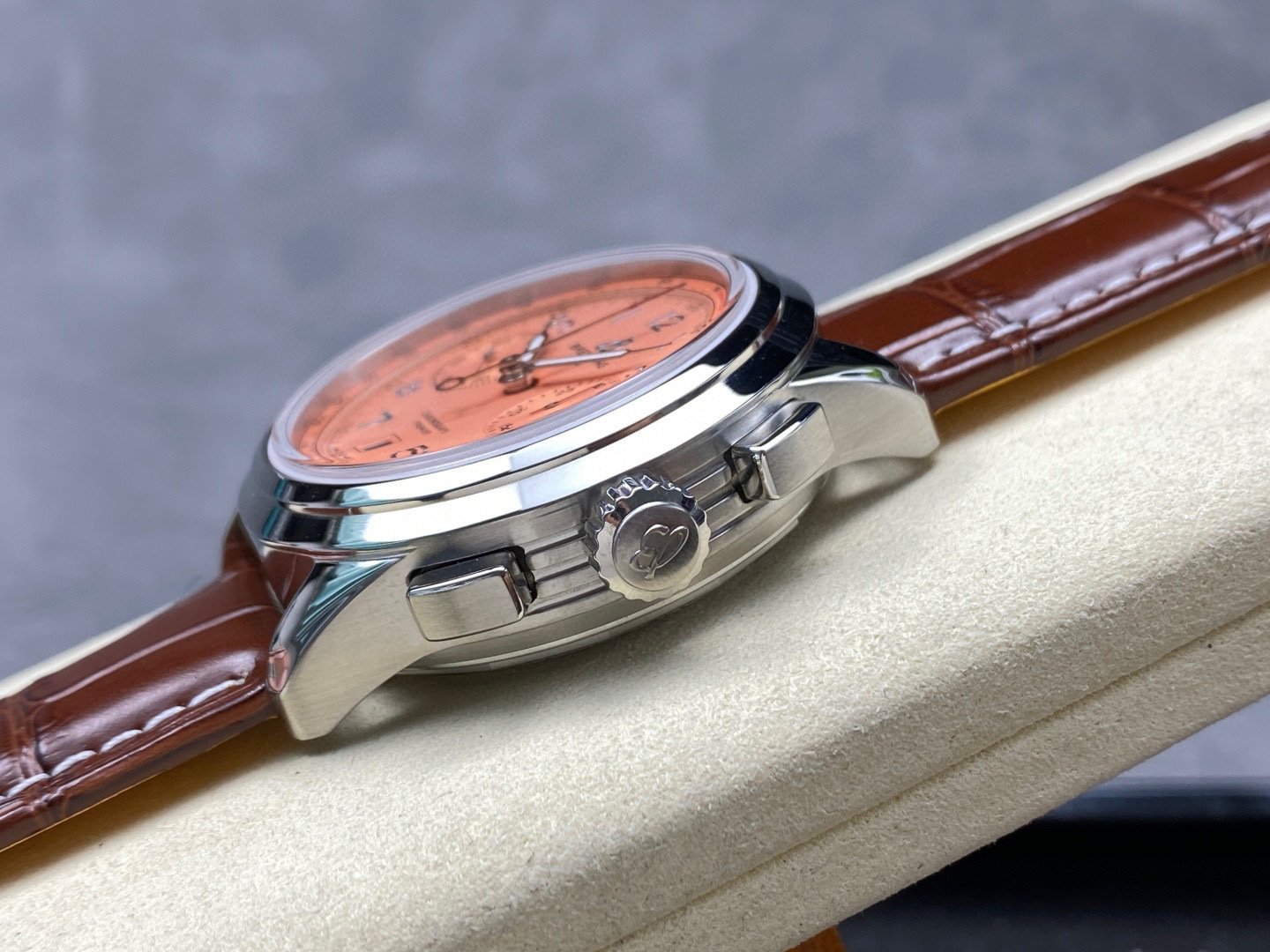 Breitling Focus on big factory goods