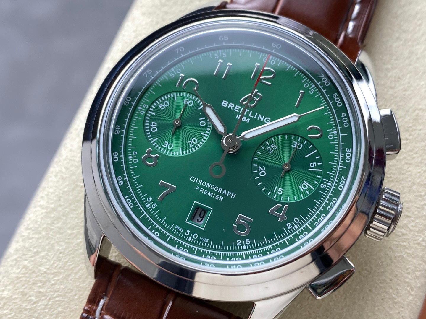 Breitling Focus on big factory goods