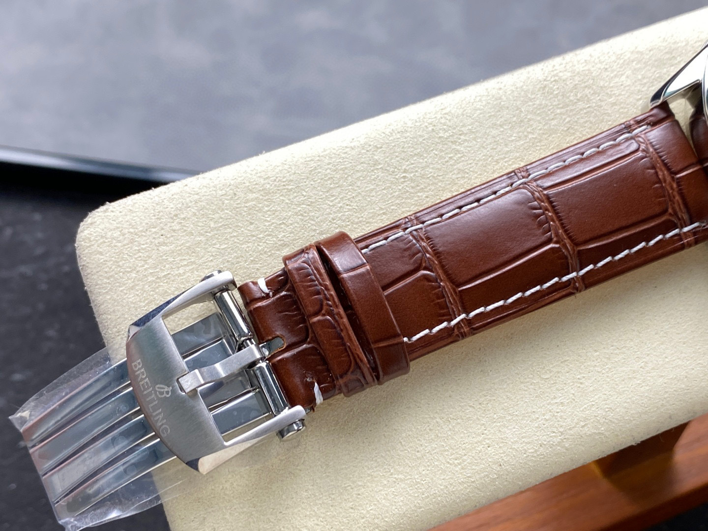 Breitling Focus on big factory goods
