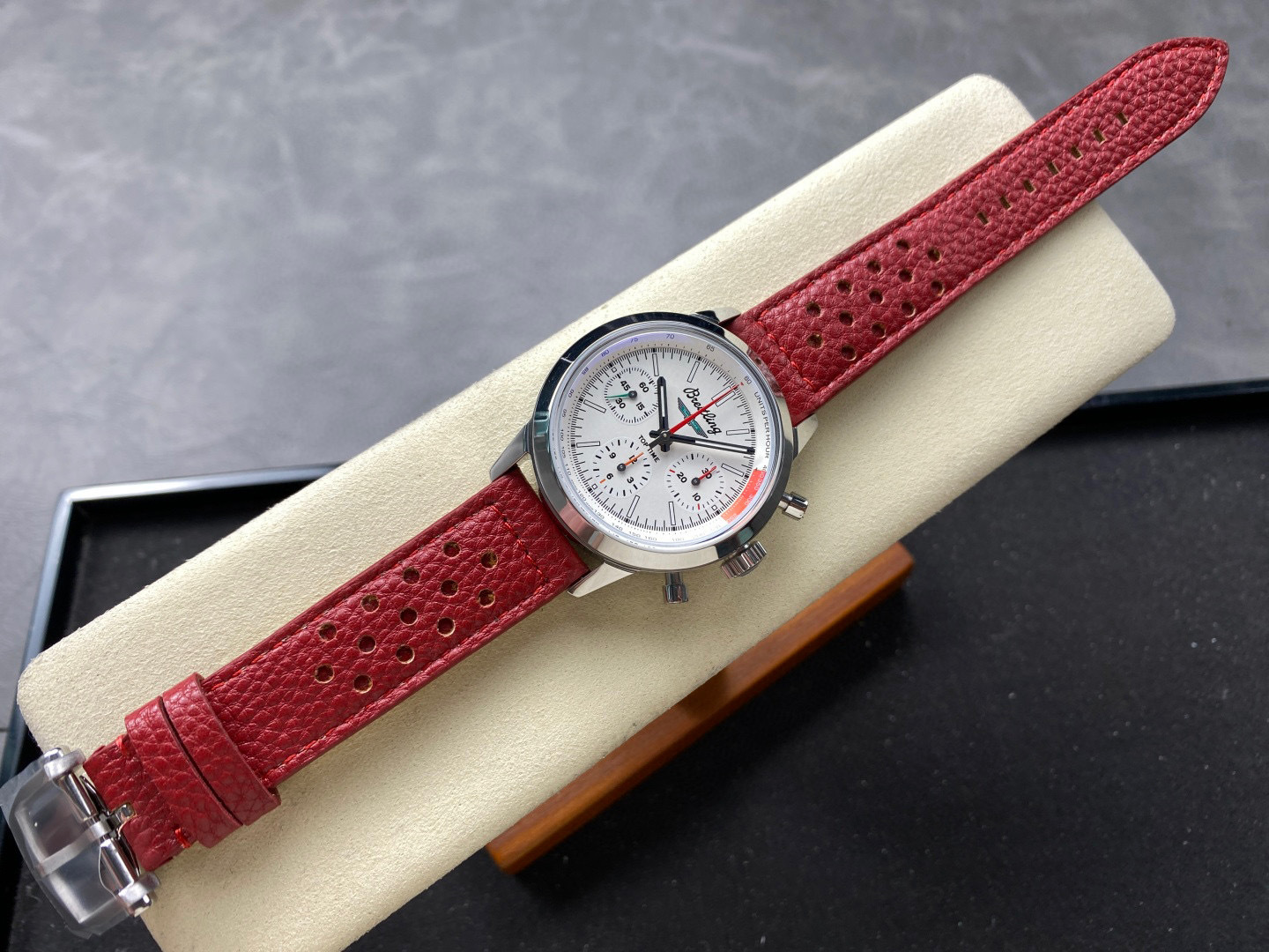 Breitling Focus on big factory goods
