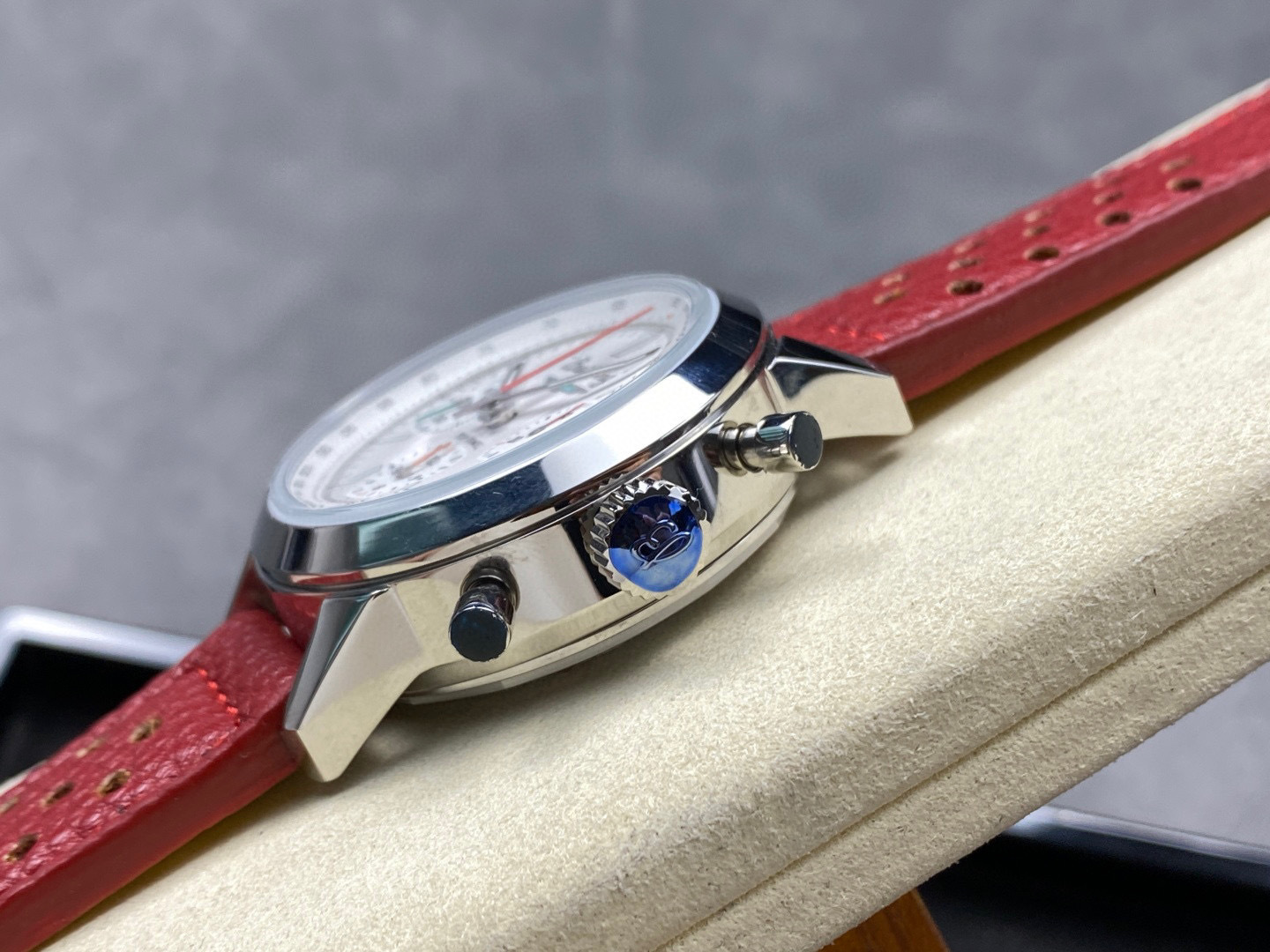 Breitling Focus on big factory goods
