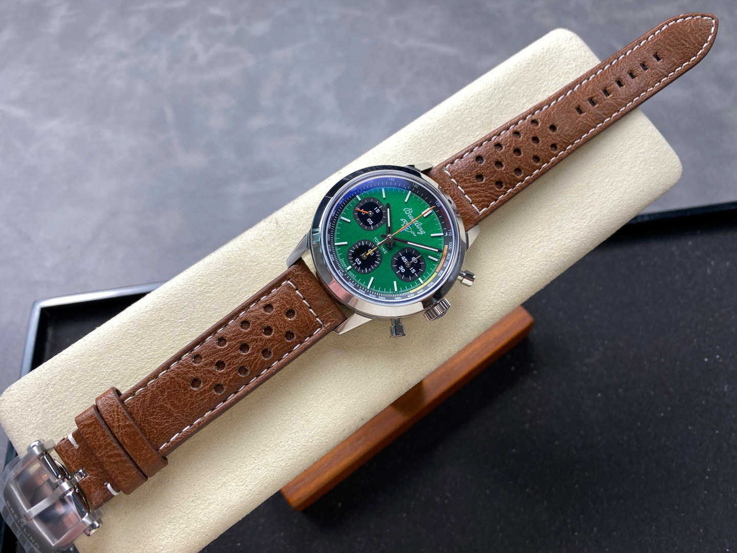 Breitling Focus on big factory goods
