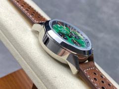 Breitling Focus on big factory goods