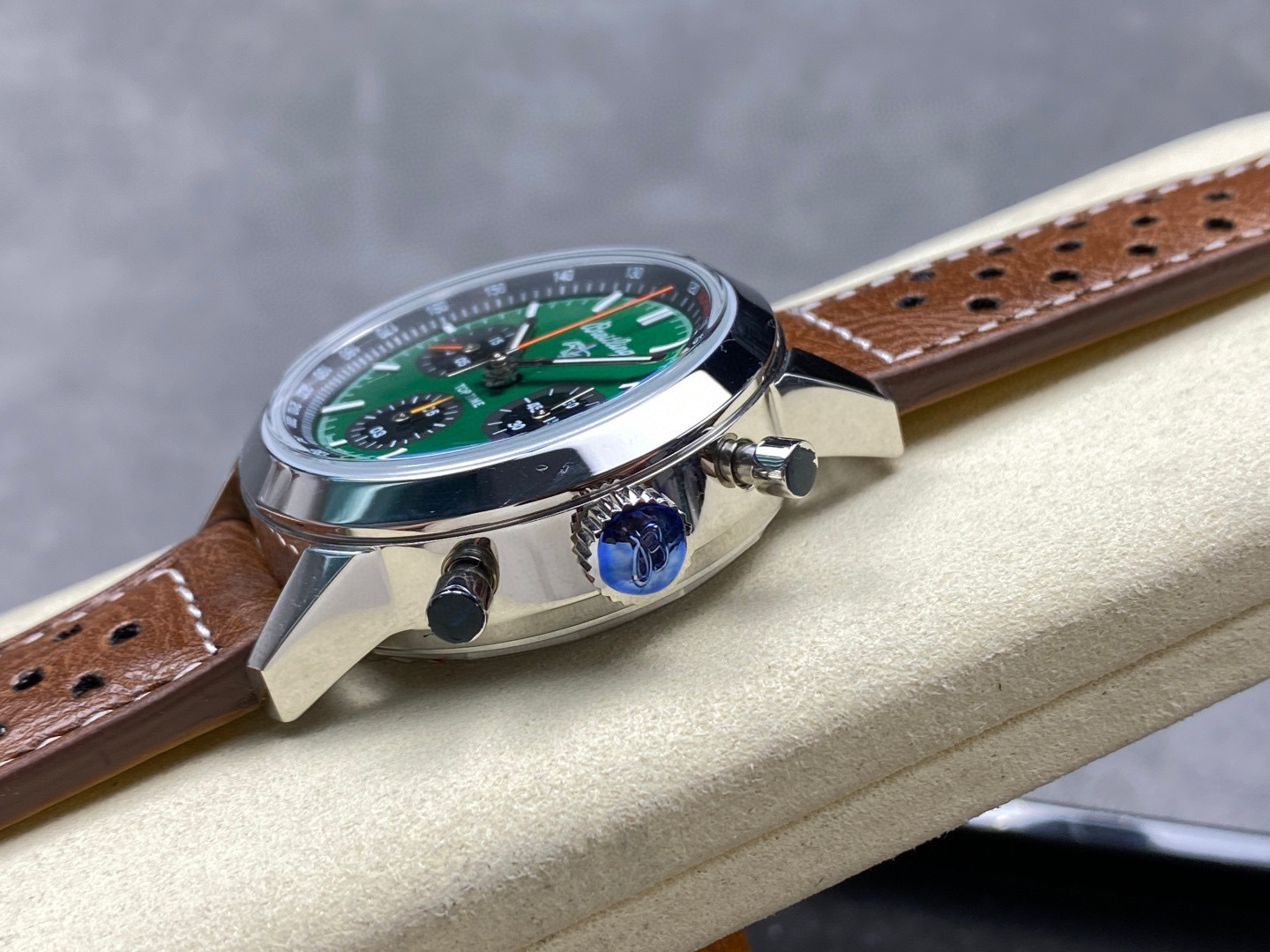 Breitling Focus on big factory goods