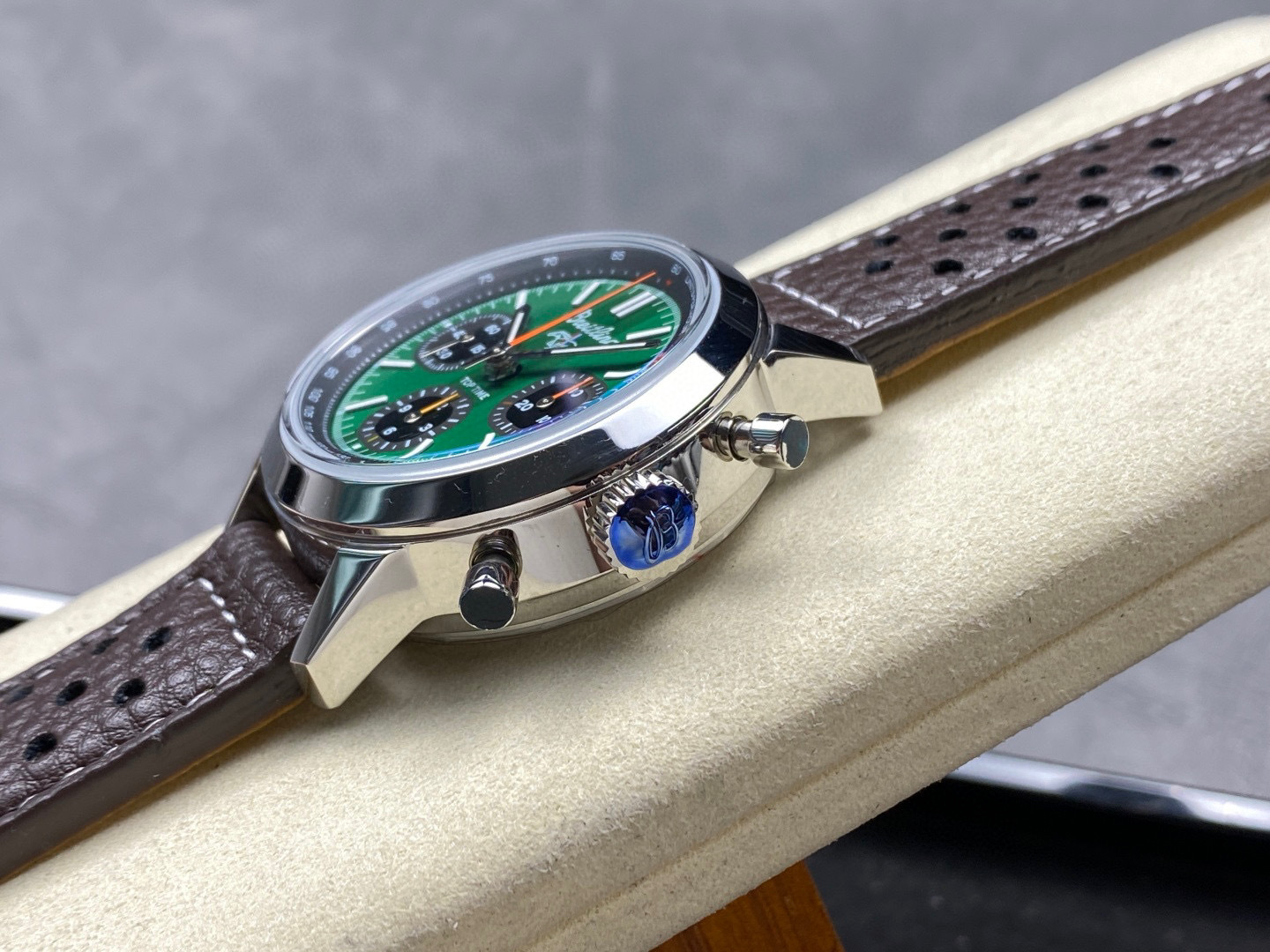 Breitling Focus on big factory goods