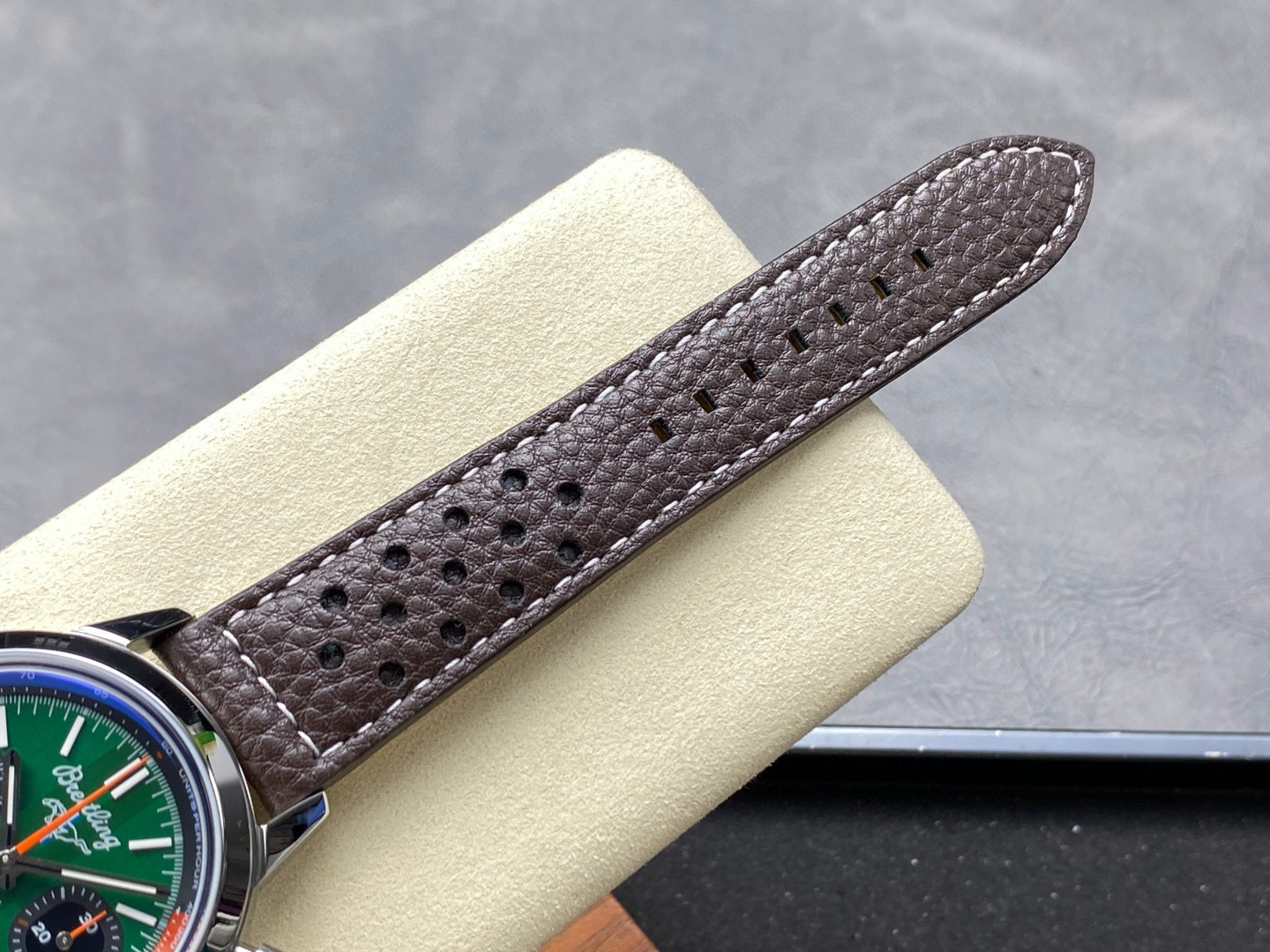 Breitling Focus on big factory goods