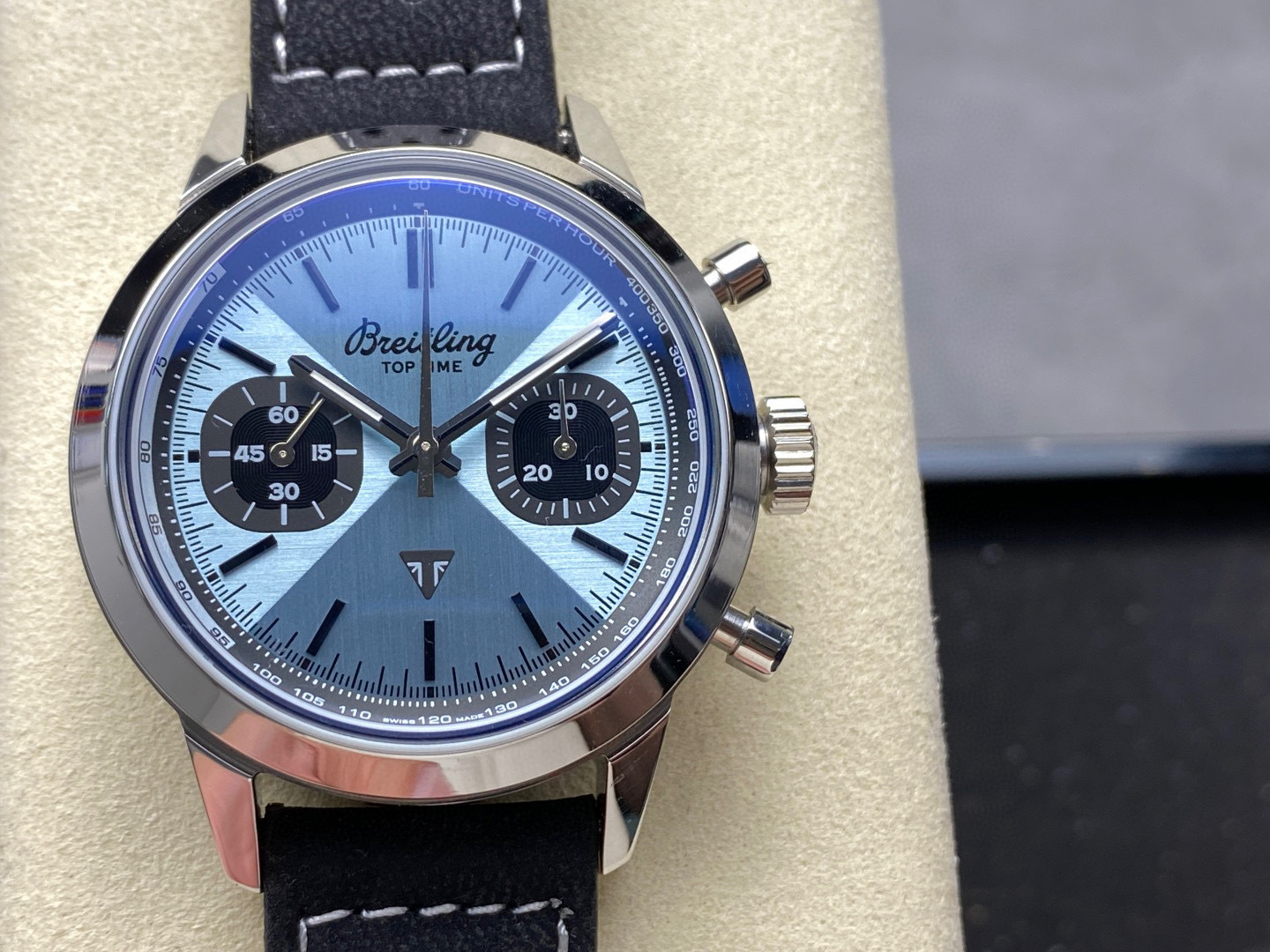 Breitling Focus on big factory goods