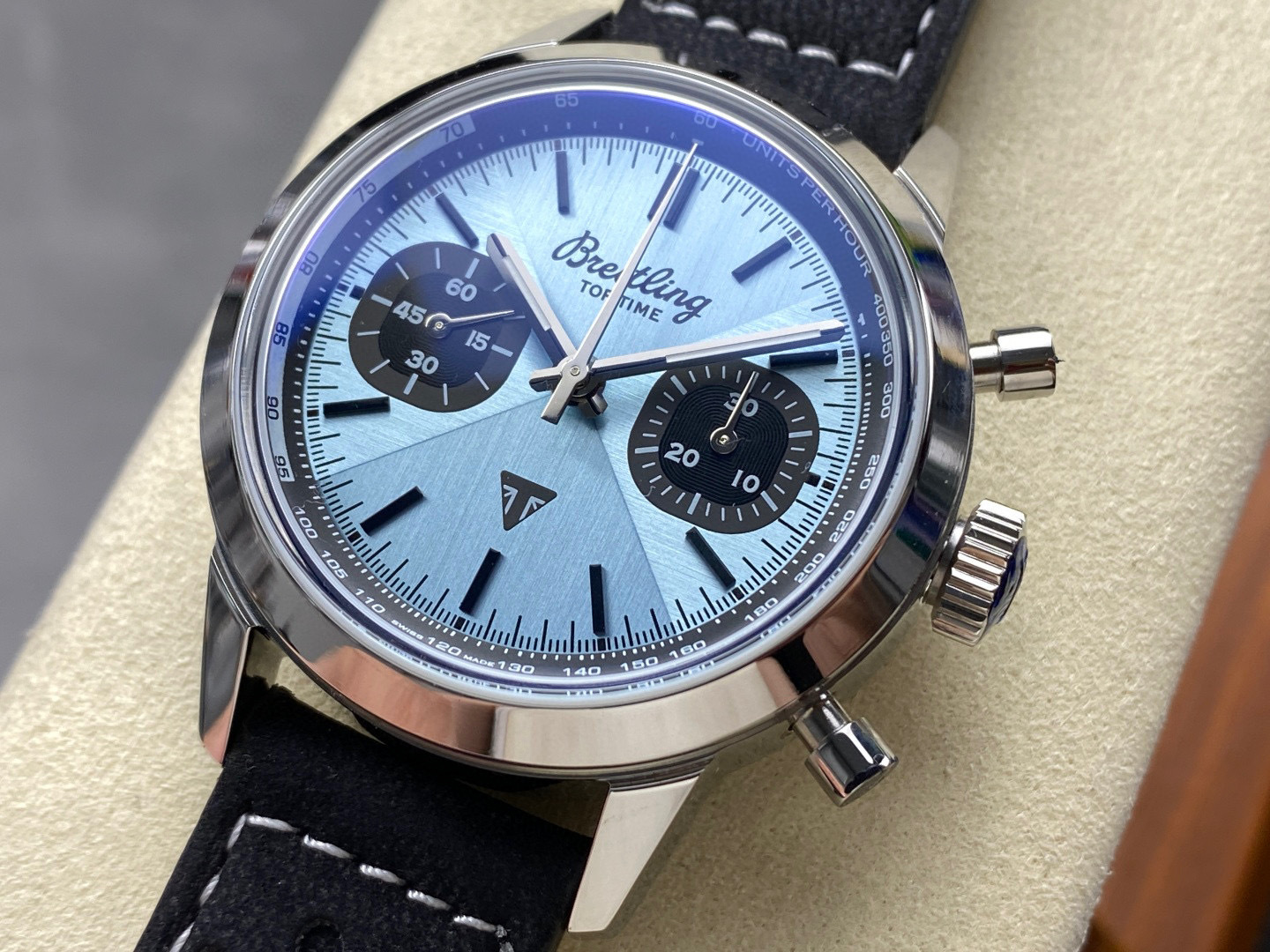 Breitling Focus on big factory goods