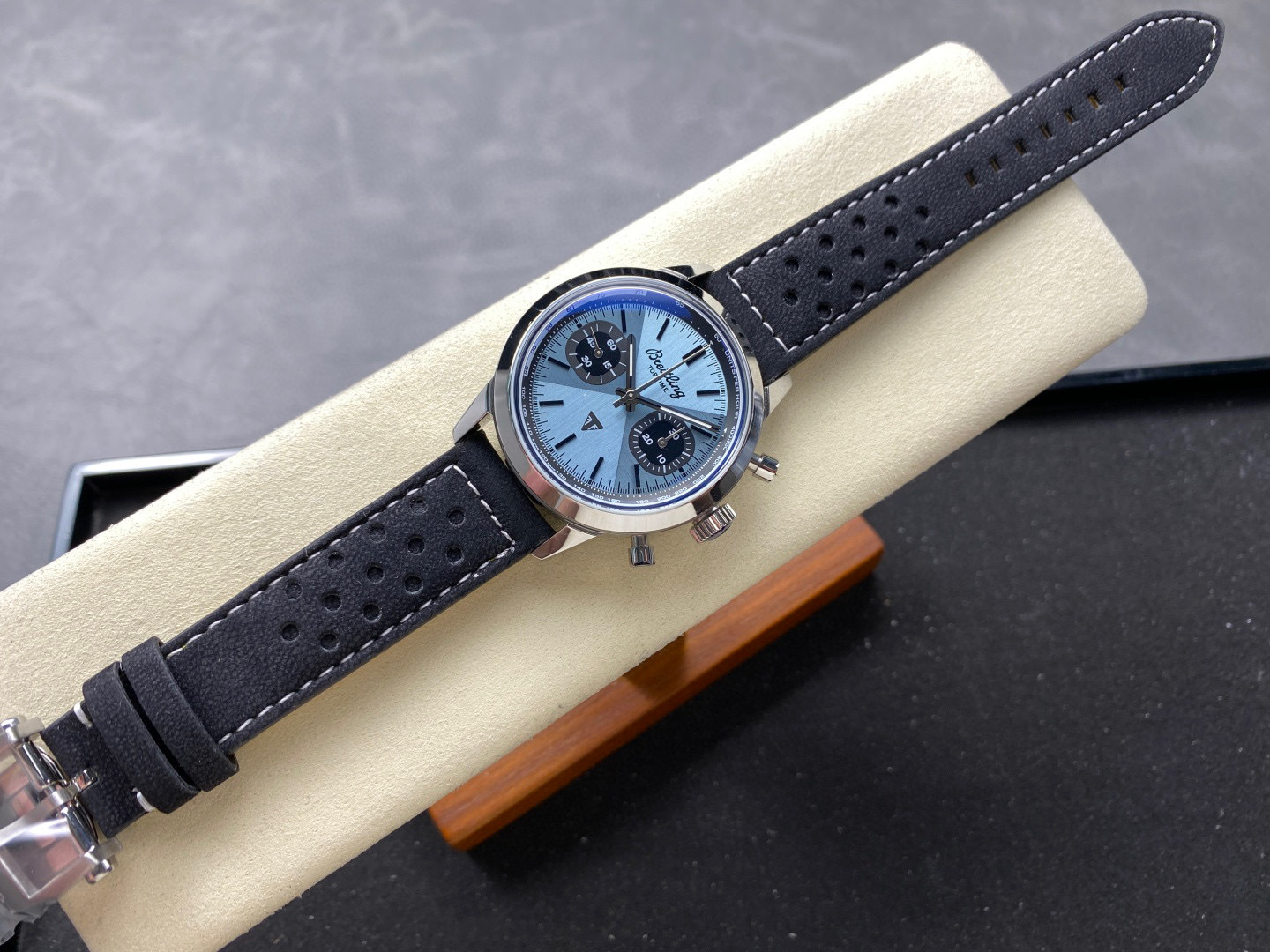 Breitling Focus on big factory goods